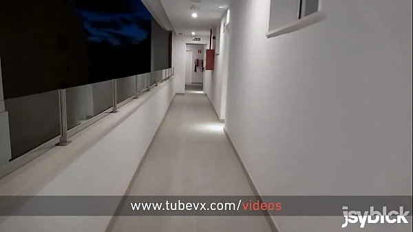 VISIT-X Geile Deutsche schwarze Josy Black gibt Blowjob als Trinkgeld und fickt Zimmerservice doggy style unter der Hotel Dusche