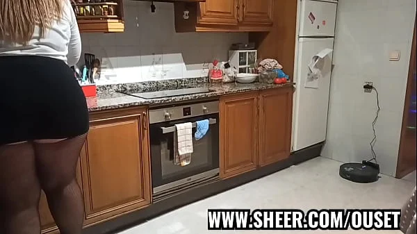latina con culo enorme es sorprendida en la cocina