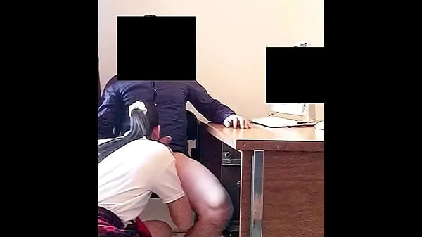 Le Chupa la VERGA a su Profesor en un Salón! Colegiala Mexicana Chupando la VERGA de su MAESTRO en un Salón de la Escuela!
