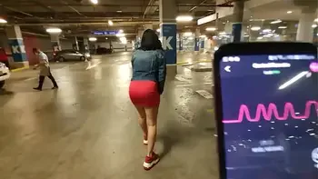 Martinasmith squirting at the Mall parking lot