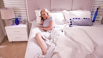 Lola, 28, fucked by two guys for her comeback! - Jacquie et Michel TV