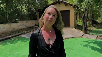 Clémentine likes to meet Claude at the farm - Jacquie et Michel TV