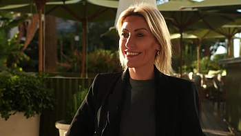 Jessie experiences the tornado Marie ... - Jacquie et Michel TV