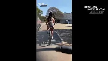 DANDO UMA VOLTA DE BICICLETA PARQUE IBIRAPUERA COM SHORT TODO SOCADO