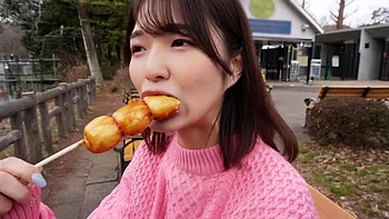 キュートな笑顔美女が下半身弄られ手マンで剛毛オマンコは愛液で濡れ濡れ