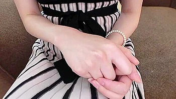 色白むっちりおさんがメス丸出しで激しくセックスイキ乱れる