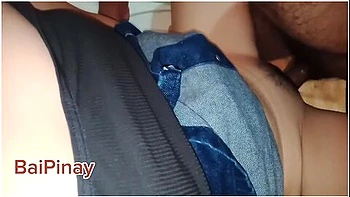 Pinay Nahihiyang Ipakain Ang Pepe