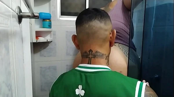a fernandinha fernandez me chamou para arrumar o chuveiro mas e claro que nao saiu de graca fodi a gostosa com