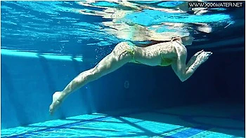 Milf Babe Nicole Pearl Shaking Ass Underwater