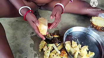 Desi Bhabhi Fal Katate Hue Bahut Mast Dikhti Hai