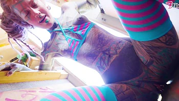 Tattooed hottie Anuskatzz has fun in the RV