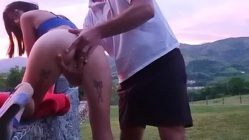 il me prend au coucher du soleil