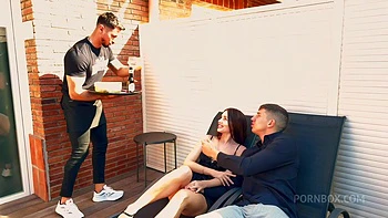 Threesome Mary Rock Tiene Sexo Con Su Novio Y El Camarero