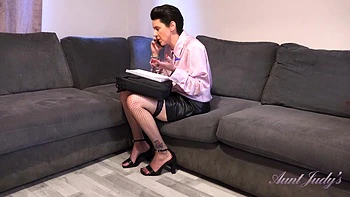 Scarlet Has Some Steamy Hot Phonesex at Her Home Office