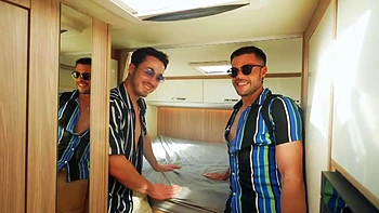 Very convincing hitchhikers - Jacquie et Michel TV