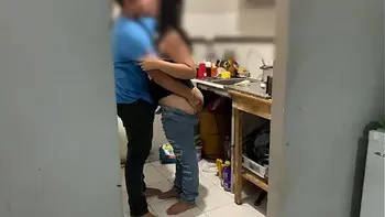 Me culeo a mi amiga en la cocina esta enojada por que el marido la mando a lavar los platos le meto la verga en la vagina y en la boca y el pendejo del marido ve television ni cuenta se da