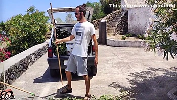 Giardiniere Italiano... Tettona Lo Paga In Natura Con Una Spagnola [dialoghi Italiano]