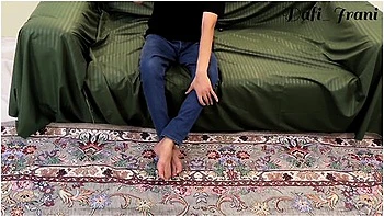 زنگ زدم ماساژوریه خانم سکسی محجبه اومد مبتدی بود بهش یاد دادم با پاهاوسینه هاش ماساژم بده...oil Sex