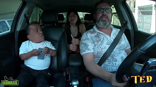 O anão da praça é nossa entra na carona e não resiste a bunda da Pamela Pantera - Zezinho Teves