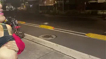Se fue de pinta y se masturba en la calle hasta lograr un squirting
