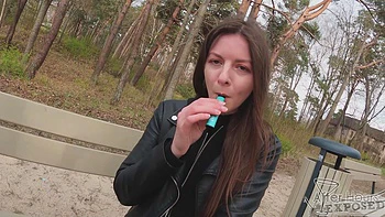 Amateur teen Rebeka Ruby fingers herself in the car with peaches