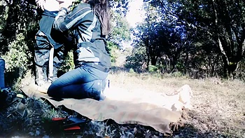 une pause baise pour un couple de motard