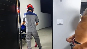 Esposa Recebe Motoboy E Corno Se Masturba!