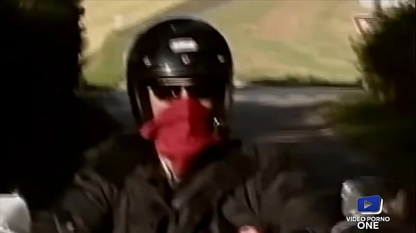 Julia Channel, belle brunette aux gros seins baisée en voiture