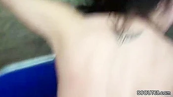 Teeny Bezahlt Den Helfer Mit Einem Harten Fick