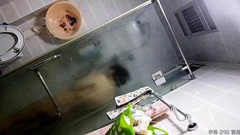 【シャワーを浴びて飲み物を飲む】容姿も気