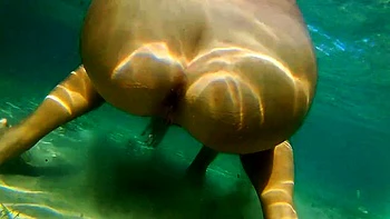 Underwater Sex and Creampie Vagina Cleaning