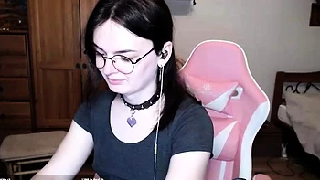 Amateur Webcam Teen Flashes Masturbates