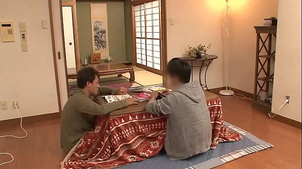 https://bit.ly/3Ine3tf　こたつの中の無防備な下半身に我慢できずイタズラ！大人しそうな美●女は周りに悟られないように声を押し殺し悶えはじめ…【パート2】