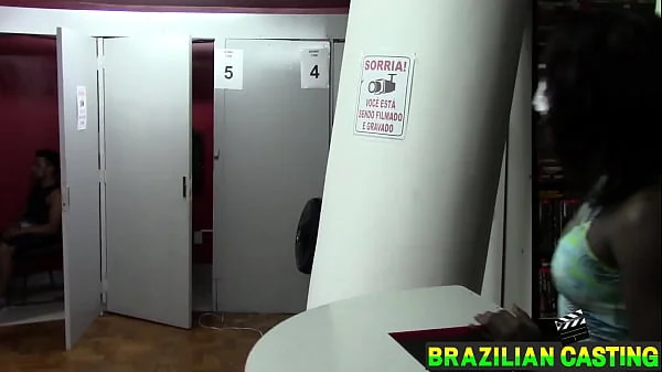 O ATENDIMENTO DA MULATA  AOS CLIENTES NAS CABINES PRIVE NO CENTRO DE SÃO PAULO E EXCELENTE ELA FODE GOSTOSO COM O PUNHETEIRO ATE GOZAR- FERNANDA CHOCOLATTE MR.ROLA
