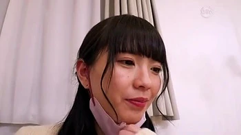 P活中の塩対応美女がパイパンオマンコ手マンで濡れて小さく喘ぐ