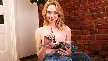 Astonishing cutie Elloise Arti is touching her sweat hole on the cam