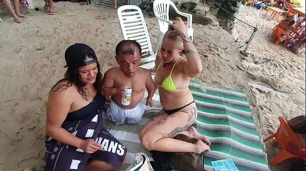 A mulhererada na praia querendo o anão da televisão Zezinho Teves . Paty Bumbum  - Fada Mel  .