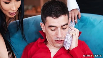 Dolls Clea Gaultier and Kenia Music fuck with a young man