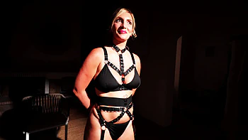 Irina turns out to be an authentic stallion trainer! - Jacquie et Michel TV