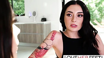 Bendy Charlotte Sins and Ivy Ireland's toes sucking sex