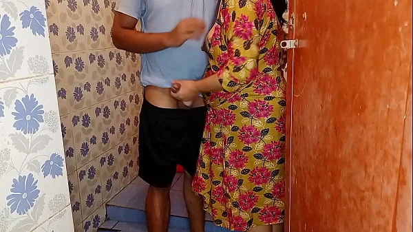 बाथरूम में चुपके से देख रहे जवान भाई को भाभी ने बुलाकर चूत चुदाई  XXX Bathroom Sex