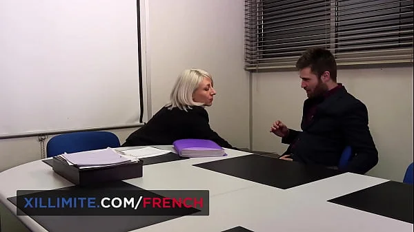 Blonde cougar wants it in the ass