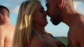 Cassy crosses paths with Ricky - Jacquie et Michel TV