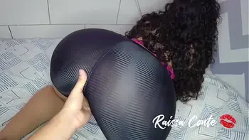 aluna da academia de legging provocando o professor