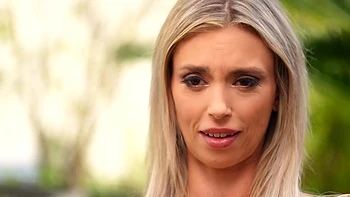 Julie receives a sulphurous gift... - Jacquie et Michel TV