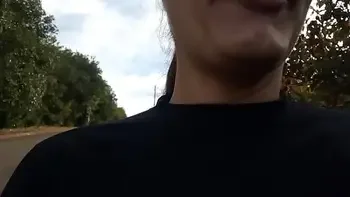 Raquel sem máscara pagando boquete para desconhecido no meio da rua durante o dia