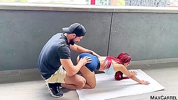 Pelirroja De Culo Gordo Consigue Un Nuevo Entrenador Personal