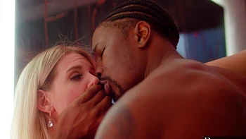 Isiah & Nikki's interracial doggy with slutty rides