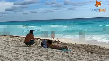 Exhibiendome un poco en la playa, mostrando mi culo en tanga y mis tetas al aire