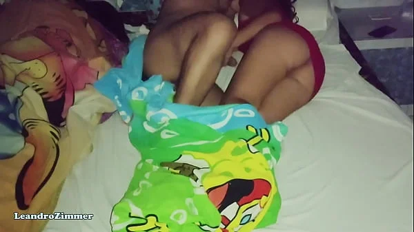 Esposa coloca una cámara escondida por que sabe que su esposo le es infiel con su hermanastra en las noches / descubre que se la folla hasta en la misma cama / LeandroZimmer / ChloeBearwolf